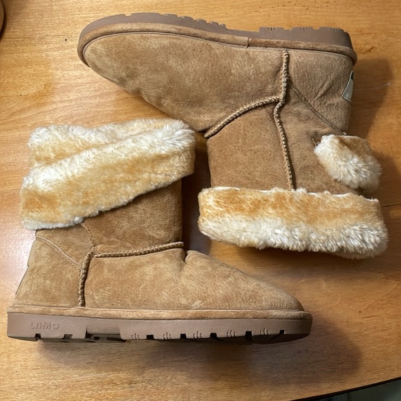 Women's LAMO ESSENTIALS fur lined boots with velcro closure. Size 8. New - Picture 5 of 8